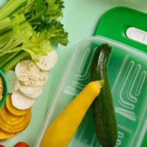 Tupperware Fridgesmart Medium FRESH PRODUCE Container, Sheer w/ Wintergreen Seal